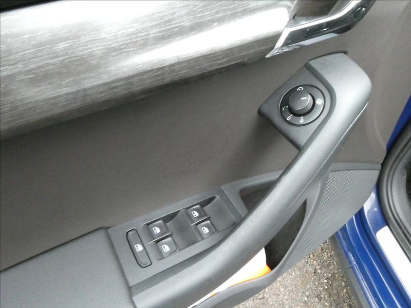 Škoda Octavia 2,0 TDi SCOUT,4x4,2x kola,DPH - fotka 30 z 37