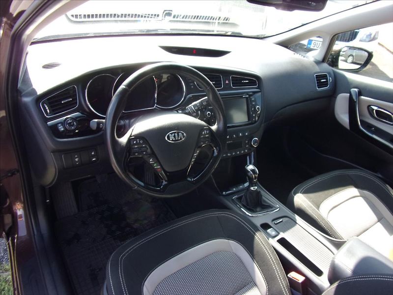 Kia Ceed 1,6 CRDi Exclusive SW - fotka 16 z 28