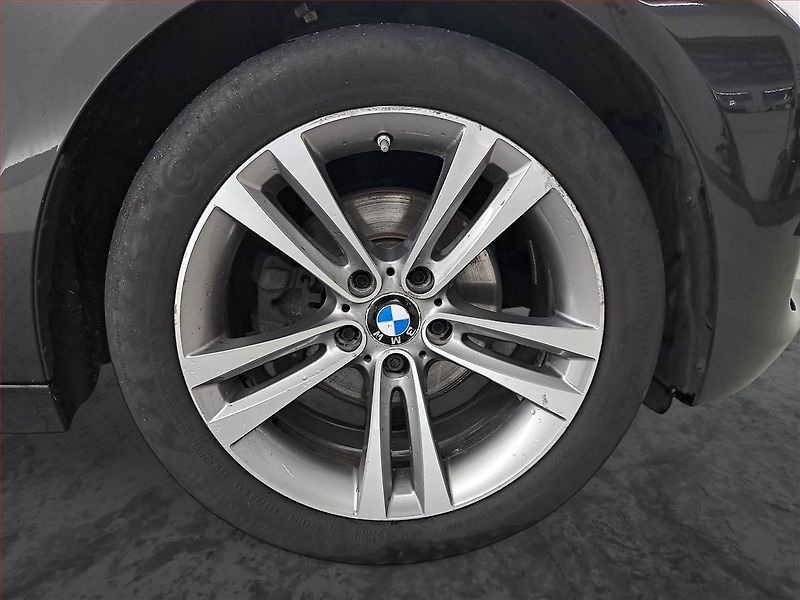 BMW Řada 3 (2018) Edition Sport 320d xDrive GT - fotka 15 z 19