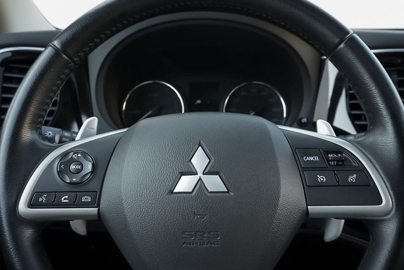 Mitsubishi Outlander 2.0 PHEV 4x4 - fotka 18 z 34