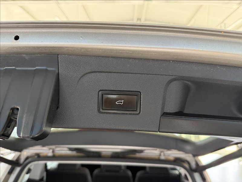 Volkswagen Touran 2,0   TDI 110kW,1.MAJ,7MÍST,TA - fotka 26 z 28