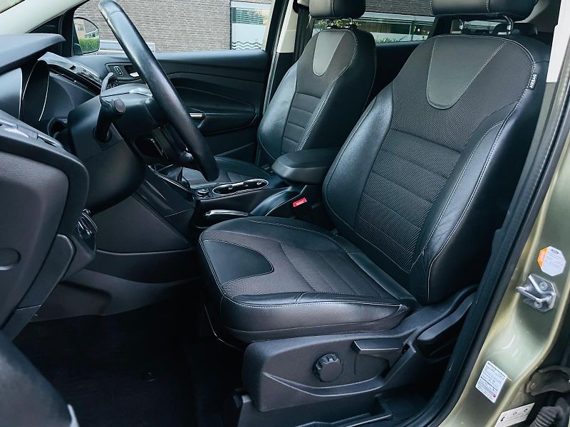 Ford Kuga 2.0TDCi 4x4 MAN TAŽNÉ 1MAJITEL - fotka 31 z 47