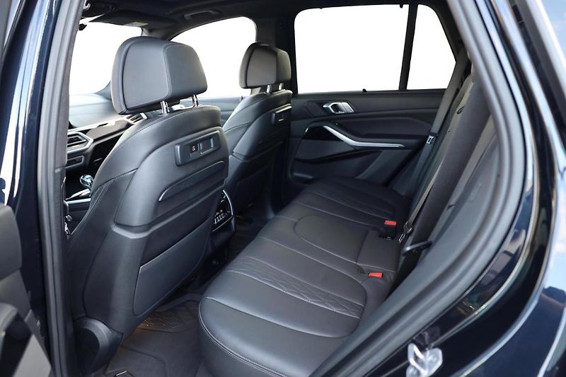 BMW X5 M50i - fotka 15 z 16