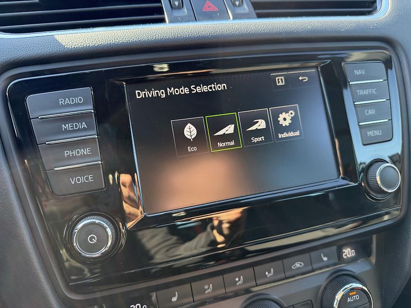 Škoda Octavia RS 2.0 TSI CHALLENGE DSG XENON - fotka 26 z 49
