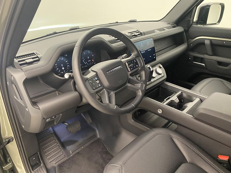 Land Rover Defender 110 D300 X-DYNAMIC SE AWD CZ - fotka 4 z 46