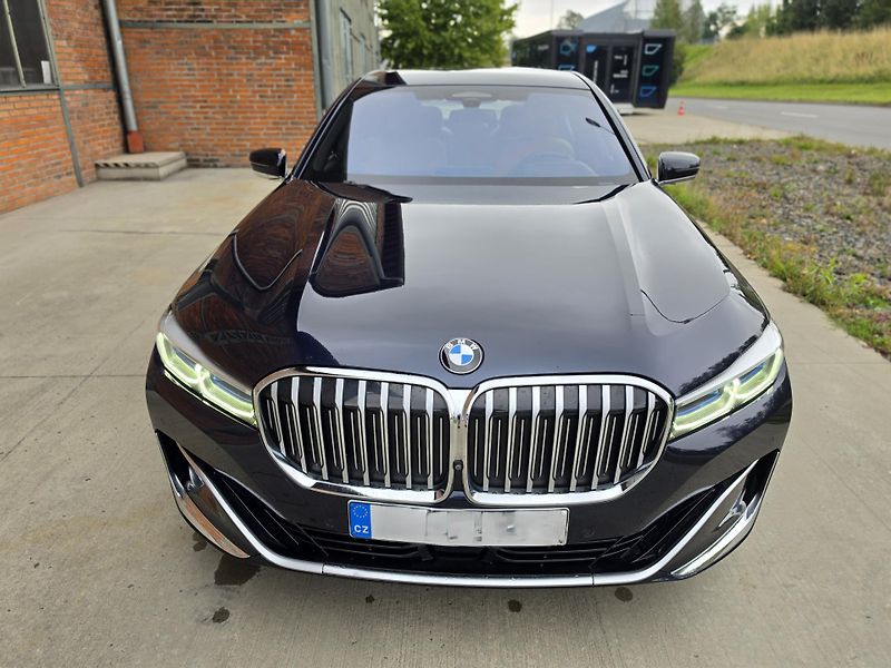 BMW Řada 7 (2020) 740d xDrive Sedan - fotka 8 z 30