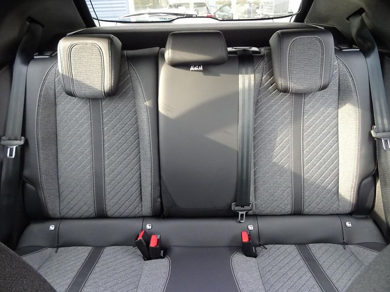 Peugeot 2008 (2026) ALLURE Hybrid 145k e-DCS6 - fotka 38 z 45