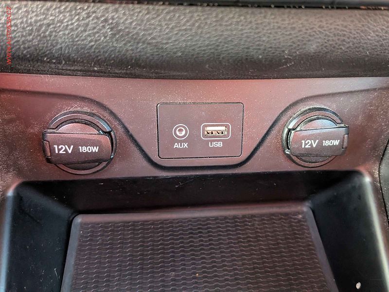 Hyundai Tucson (2018) 1.6GDi, AC, výhřev sed - fotka 18 z 18