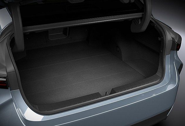 Přístup do kufru je pod plechovou částí zádi., zdroj: Se svolením Lexus