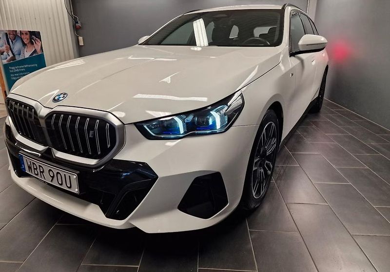 BMW i5 eDrive40 Touring M Kamera Taž. - fotka 1 z 12