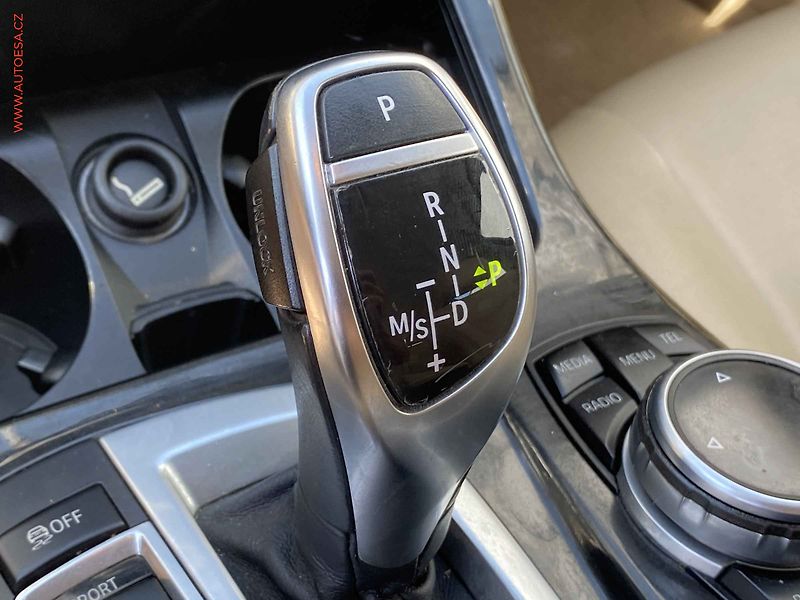 BMW Řada 5 (2014) 2.0D 525D, Luxury, Navi, Kůže - fotka 13 z 18