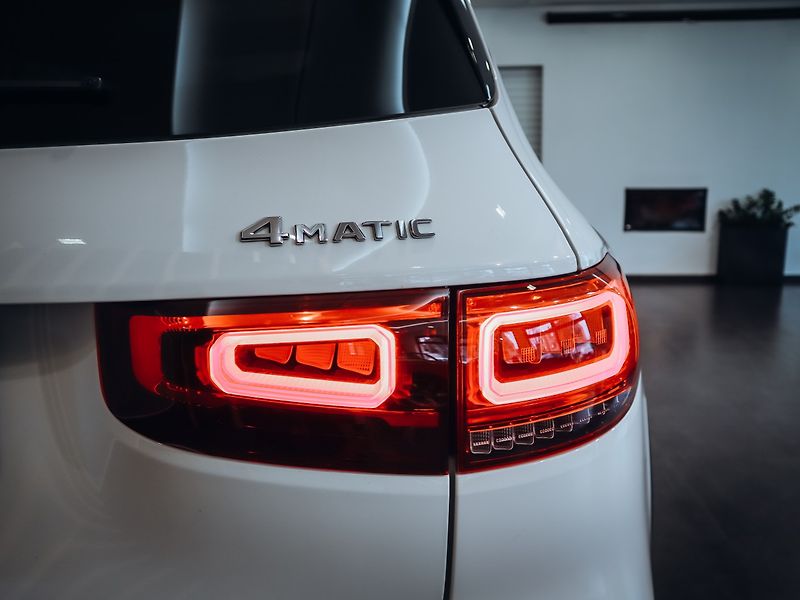 Mercedes-Benz GLB 250 4MATIC AMG - fotka 23 z 25