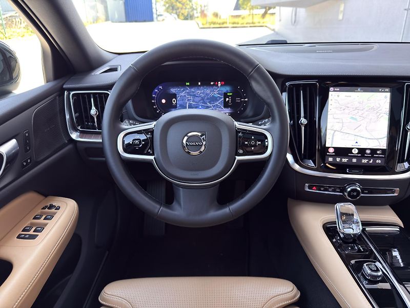Volvo V60 T8 AWD ULTRA DARK // 335 kW - fotka 22 z 57