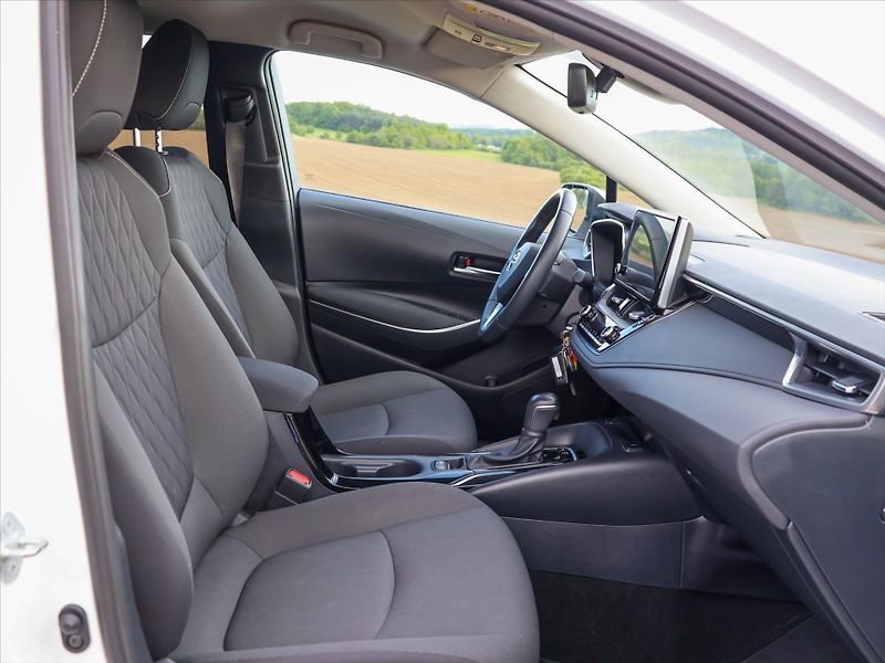Toyota Corolla 1,5 VTi Aut. DPH CZ Comfort - fotka 11 z 30
