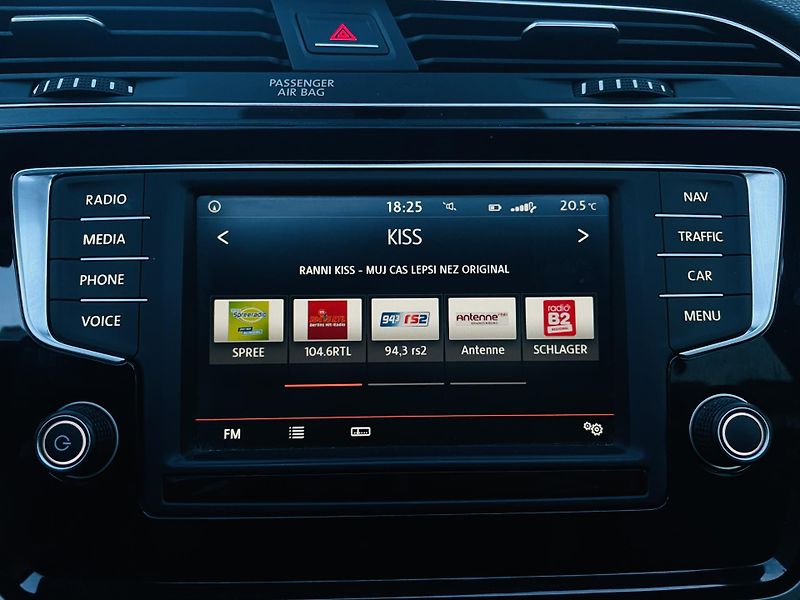 Volkswagen Touran 1.6TDI MANUÁL SERVISKA TAŽNÉ - fotka 36 z 44