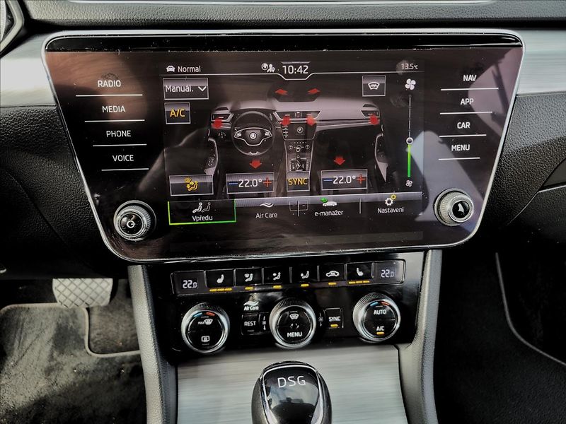 Škoda Superb 1,4 TSI,PHEV,DSG,LED,NAVI,VÝHŘ - fotka 31 z 47