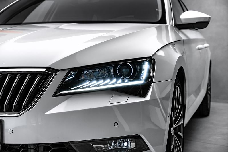 Škoda Superb Combi 2,0TSI L&K 4x4 DSG - fotka 8 z 26