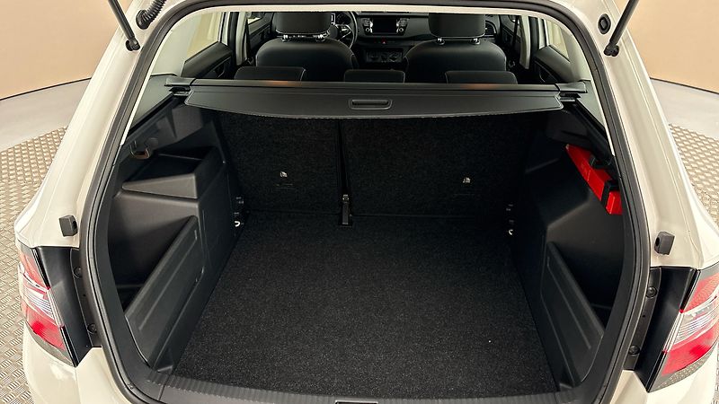 Škoda Fabia 1.0 TSI Ambition Combi - fotka 17 z 23