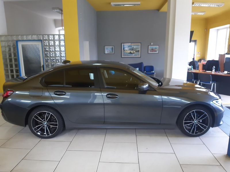 BMW Řada 3 318d BERLINE NAVI LED KAMERA - fotka 7 z 23