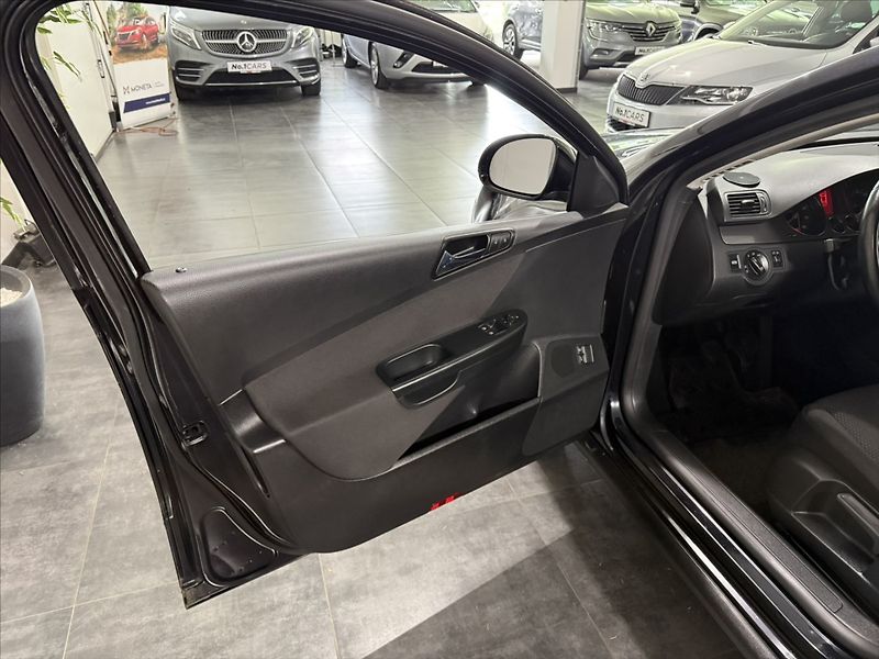 Volkswagen Passat 1,6   i KLIMA VÝHŘEV PO STK - fotka 6 z 16