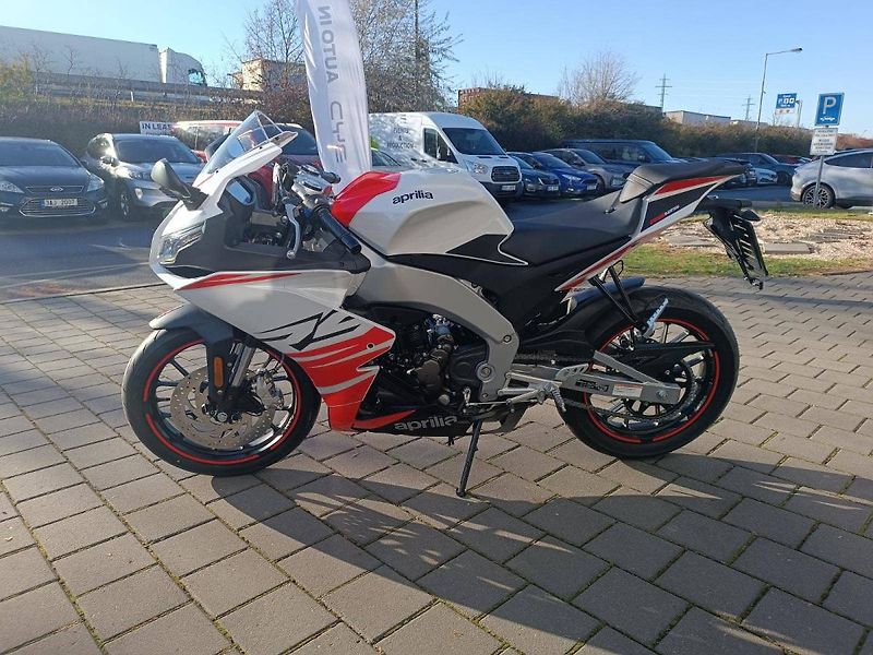 Aprilia RS 125 (2025) Kingsnake White (sleva 10.000. - fotka 5 z 11