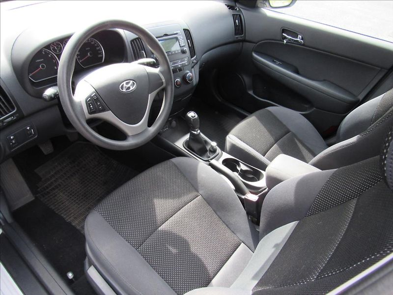 Hyundai i30 1,4 i 80kW Combi - fotka 9 z 27