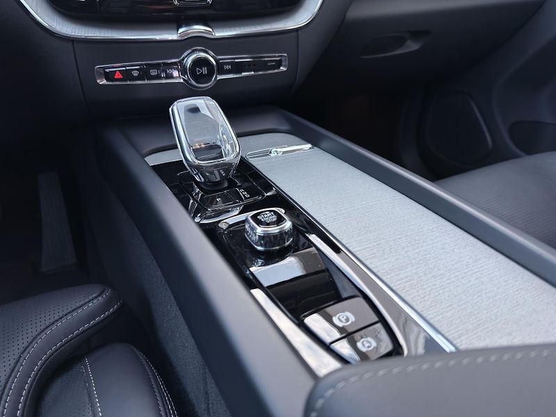 Volvo XC60 T8 AWD RECH.*ULTRA DARK + kola - fotka 29 z 62
