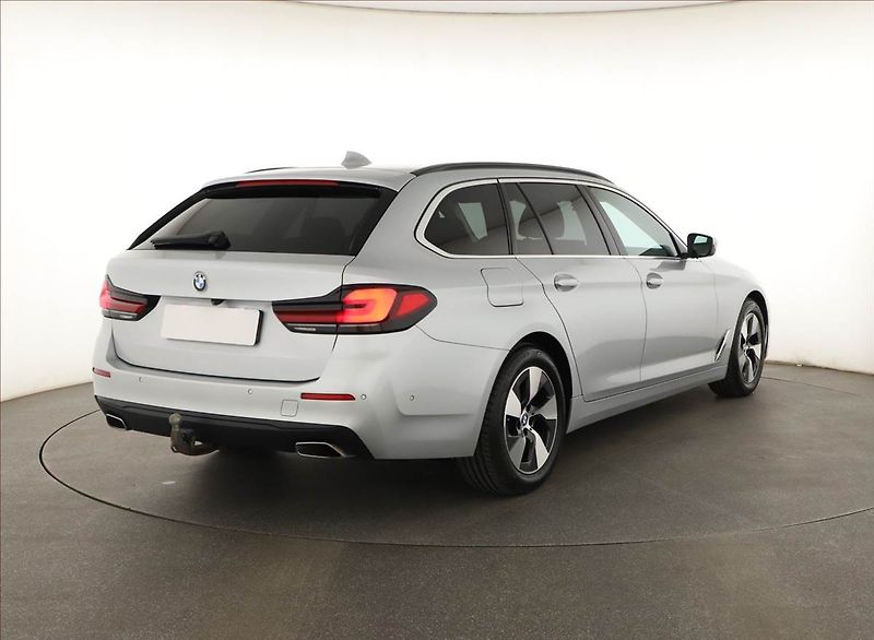 BMW Řada 5 (2021) 520d xDrive - fotka 5 z 21