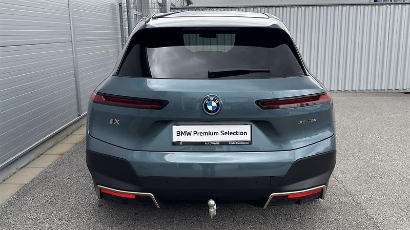 BMW iX xDrive50 B&W - fotka 7 z 20