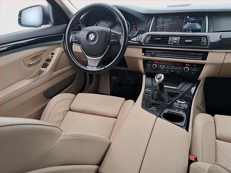 BMW Řada 5 (2011) 520d, Xenony, Tempomat - fotka 7 z 17