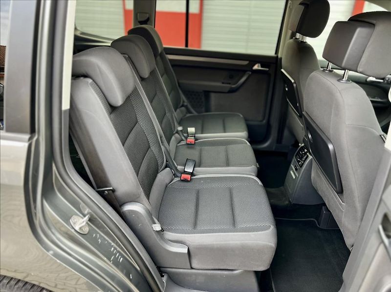 Volkswagen Touran 1,6 TDi / KLIMA / 7MÍST / DSG - fotka 19 z 39