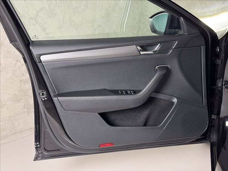 Škoda Superb 1,4 TSi  DSG iV Style Virtual - fotka 19 z 50
