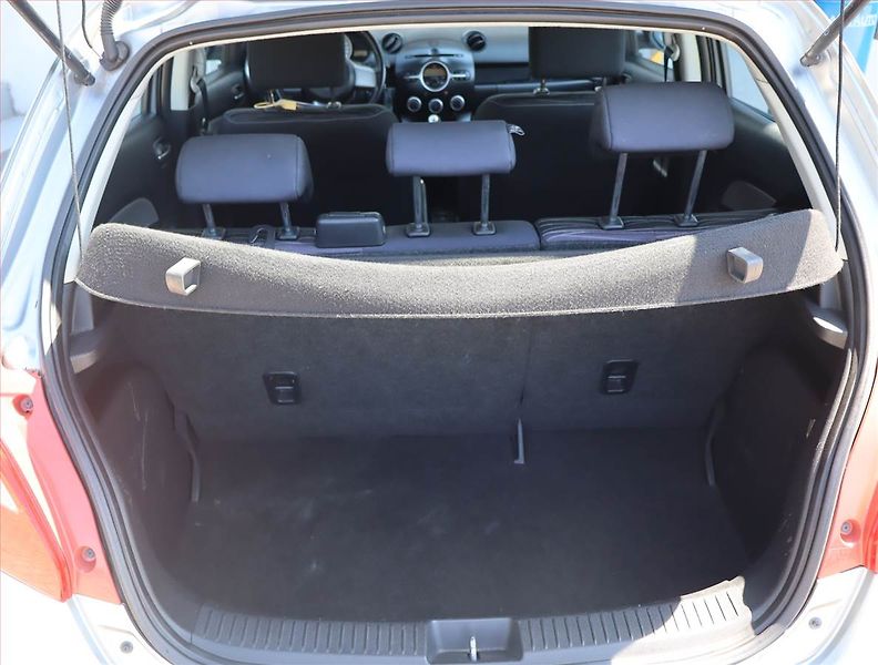 Mazda 2 (2009) 1.3 i, Park. senzory - fotka 13 z 16