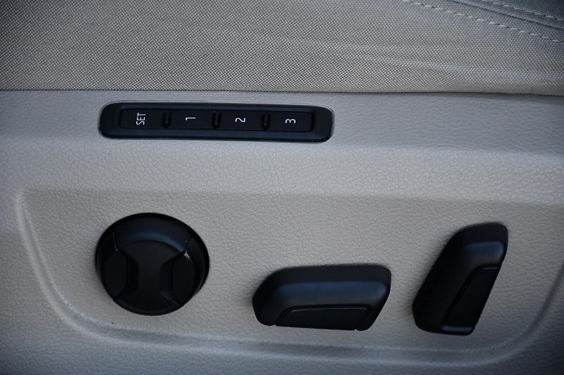 Škoda Superb 2.0TDi147kW STYL DSG 4X4 ČR 1M - fotka 37 z 42