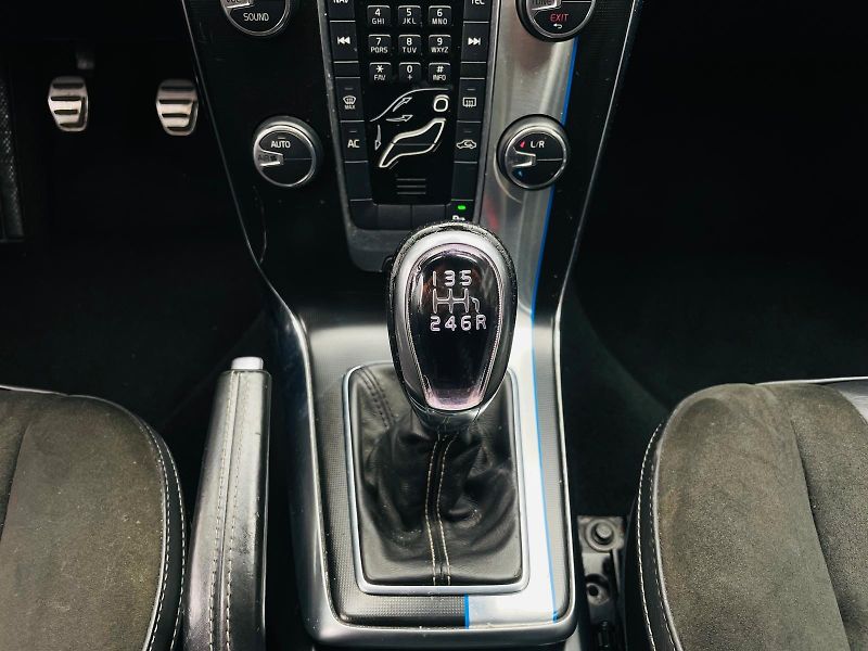 Volvo V40 2.0 D3 R-DESIGN MANUÁL TAŽNÉ - fotka 34 z 45