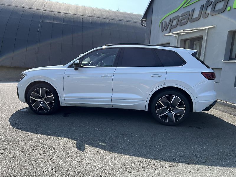 Volkswagen Touareg 3.0 TDi 210 kW R-LINE 4MOTION - fotka 2 z 23