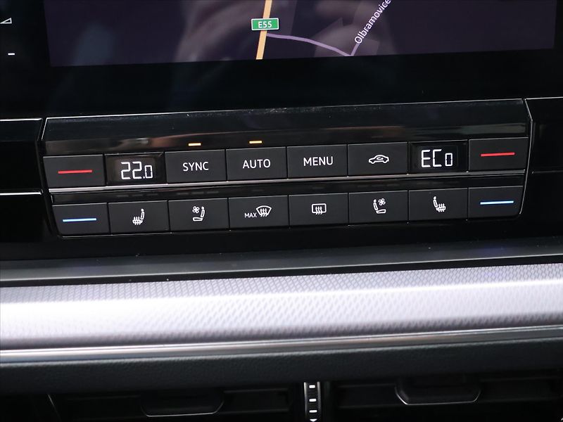 Volkswagen Touareg 3,0 R-Line Tiptronic CZ DPH - fotka 21 z 31