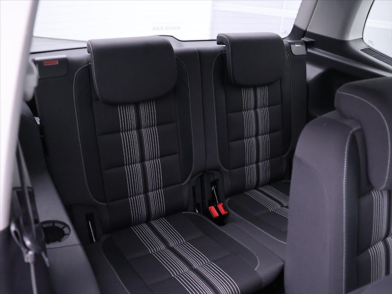 Volkswagen Touran 1,2 TSI Match 7-Míst Serv.knih - fotka 14 z 35