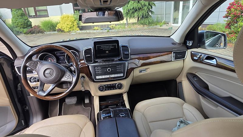 Mercedes-Benz GLS (2016) - fotka 20 z 22
