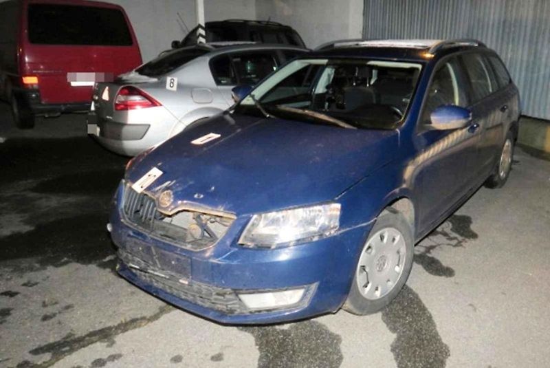 Namol opilý řidič demoloval ploty i stojící automobily.
