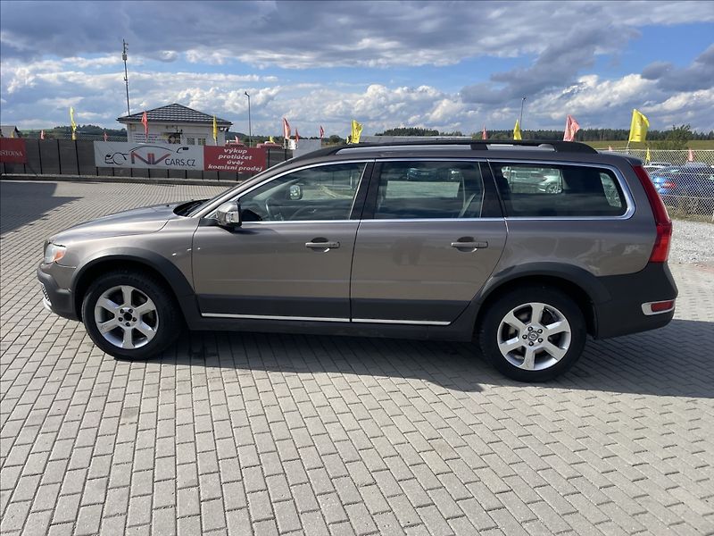 Volvo XC70 2,4 D5 151kw AWD Geartronic Mo - fotka 2 z 35