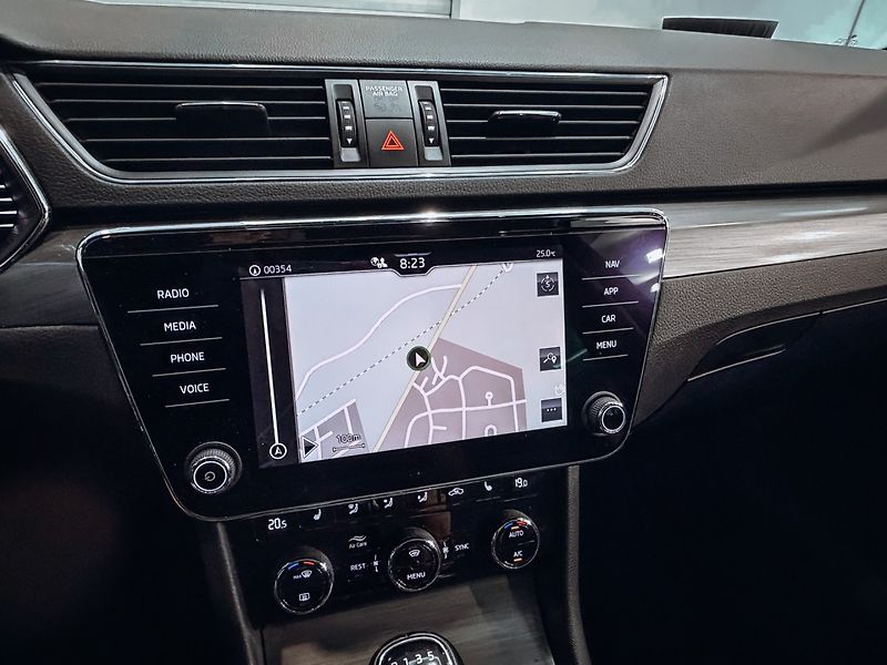 Škoda Superb 2.0 TDI 110kW Style Combi - fotka 17 z 30