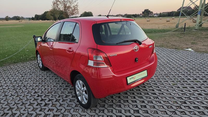 Toyota Yaris (2011) 1.0 VVT-i, 51 kW, klima, CZ - fotka 6 z 17
