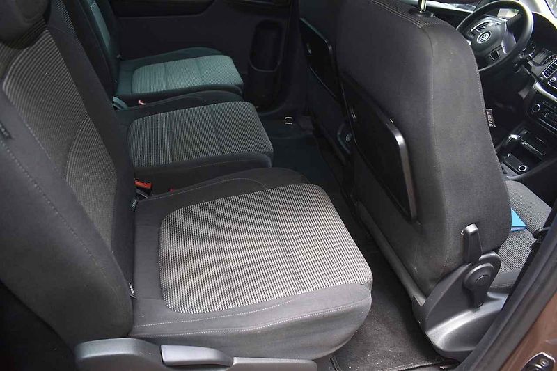 Tento Volkswagen Sharan je deset let starý. Nevypadá na to