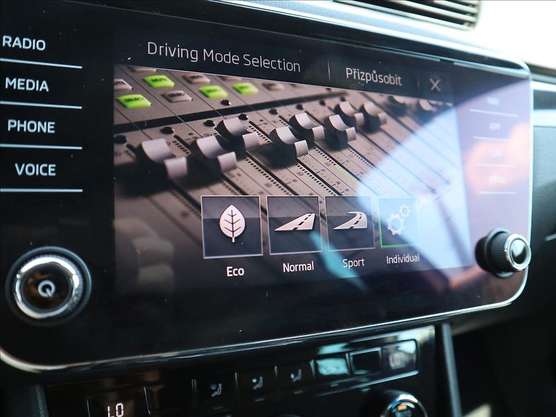 Škoda Superb 2,0 TDI SportLine Kamera ACC - fotka 28 z 36
