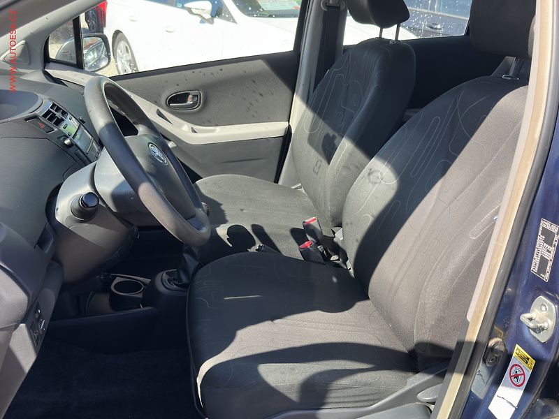 Toyota Yaris (2009) 1.3i, ČR, Klima - fotka 9 z 16