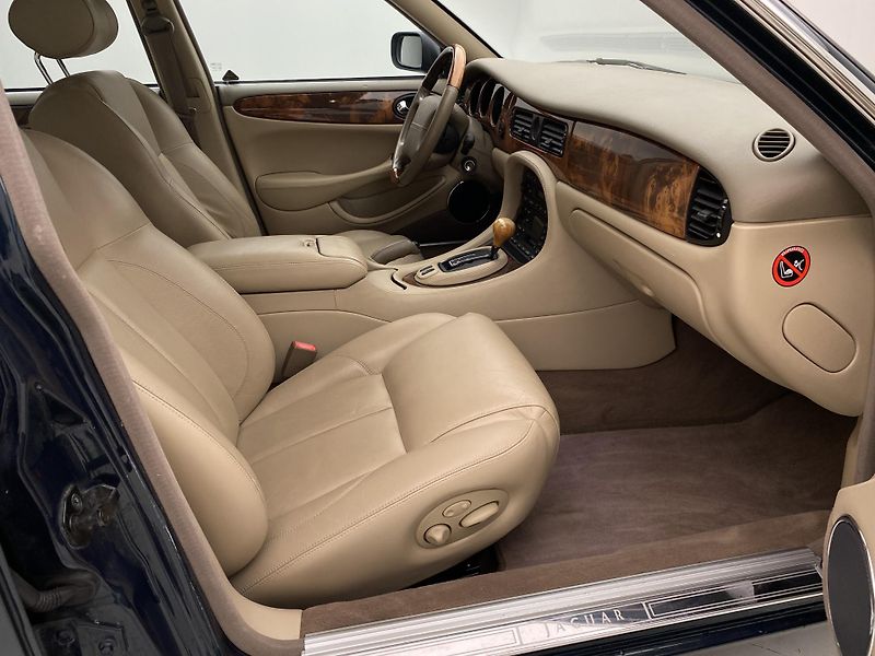 Jaguar XJ V8 4.0 SOVEREIGN AUT - fotka 23 z 31