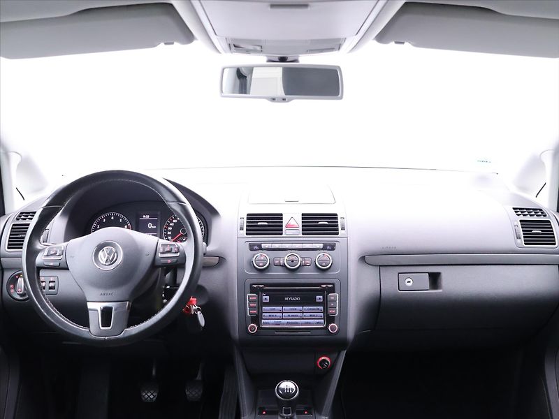 Volkswagen Touran 1,2 TSI Match 7-Míst Serv.knih - fotka 27 z 35