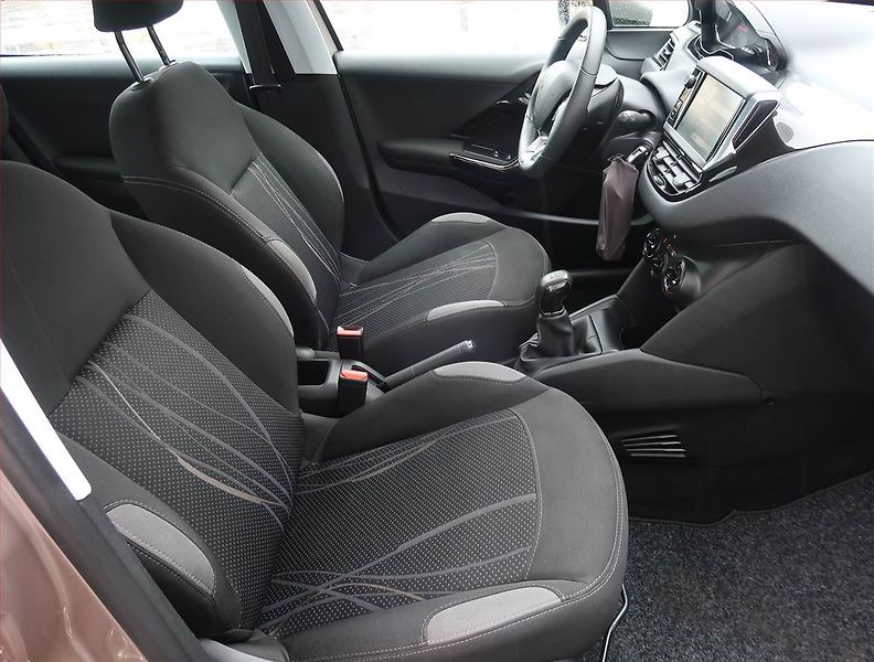 Peugeot 208 (2014) 1.2 PureTech, ČR,1.maj - fotka 9 z 19