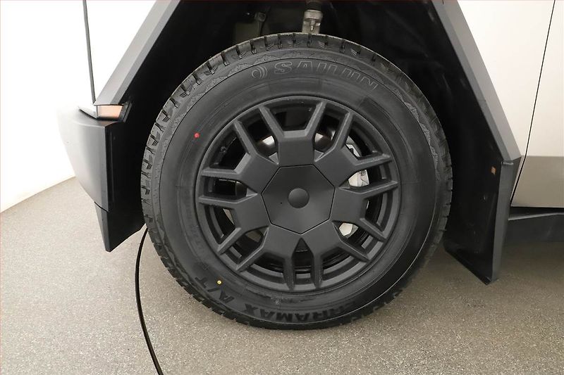 Tesla Cybertruck (2024) Dual Motor AWD - fotka 12 z 30